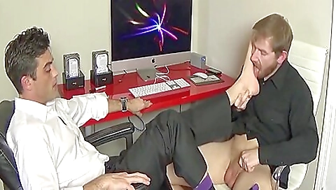 Sexy secretar big black girl shows her feet