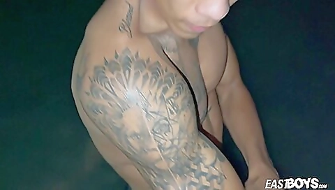 Shaky slut loves to be a stripper